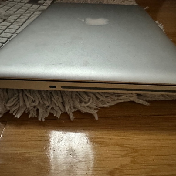 Mac Book Pro - Picture 2 of 6